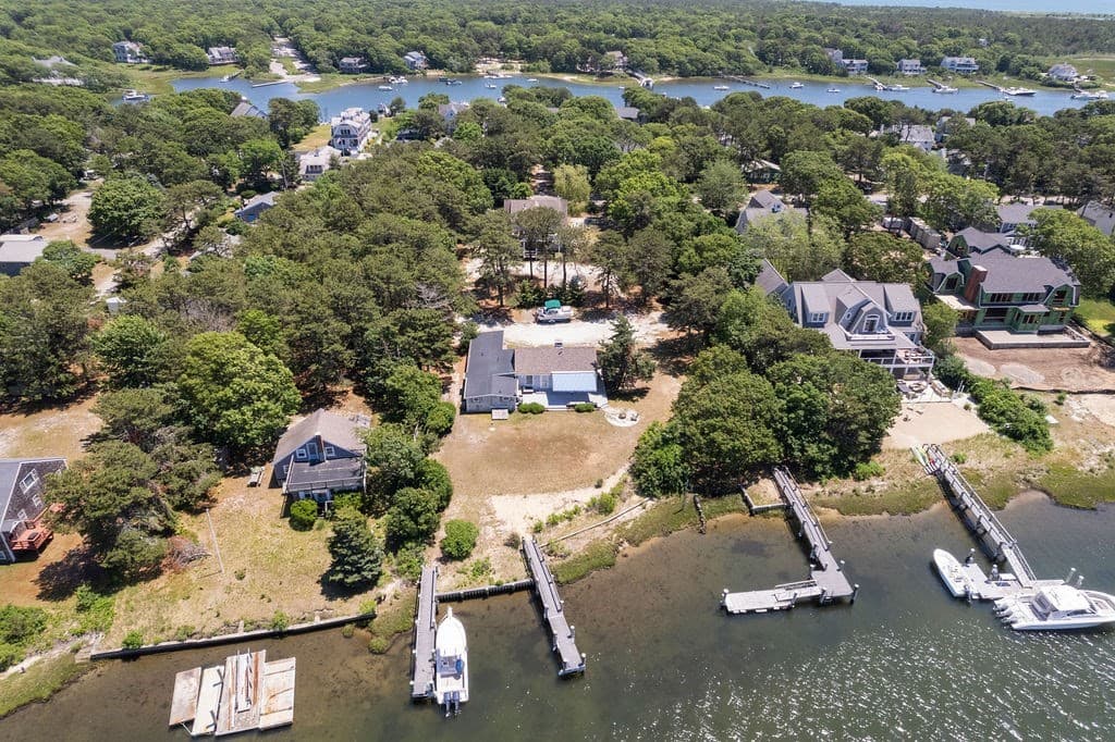379 Monomoscoy Rd, Mashpee MA 02649