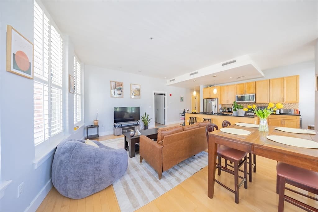 Condominium at 70 Lincoln St. # L212, Boston MA 02111, Boston, photo 2 of 28