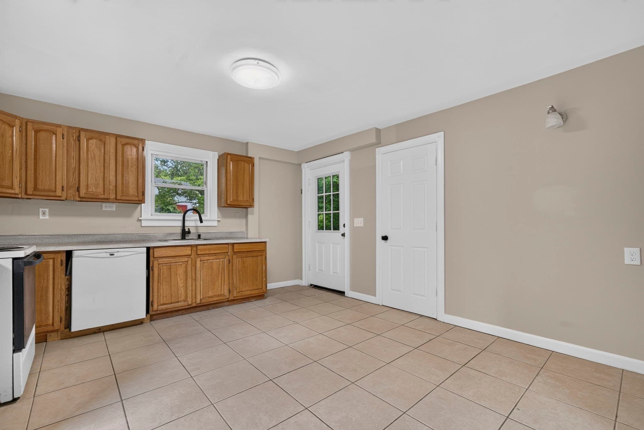 3 Family at 303 West Main Street, Millbury MA 01527, Millbury, photo 34 of 41