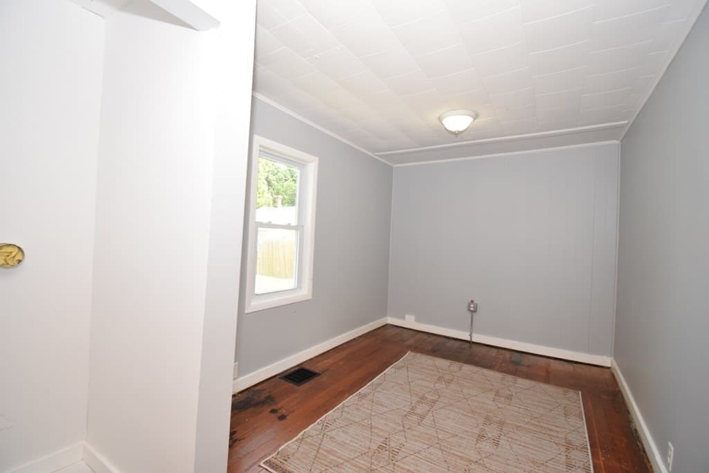 Single Family Residence at 433 Putnam Hill Rd, Sutton MA 01590, Sutton, photo 7 of 32
