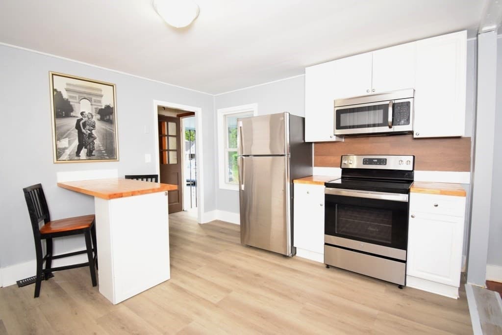 Single Family Residence at 433 Putnam Hill Rd, Sutton MA 01590, Sutton, photo 3 of 32