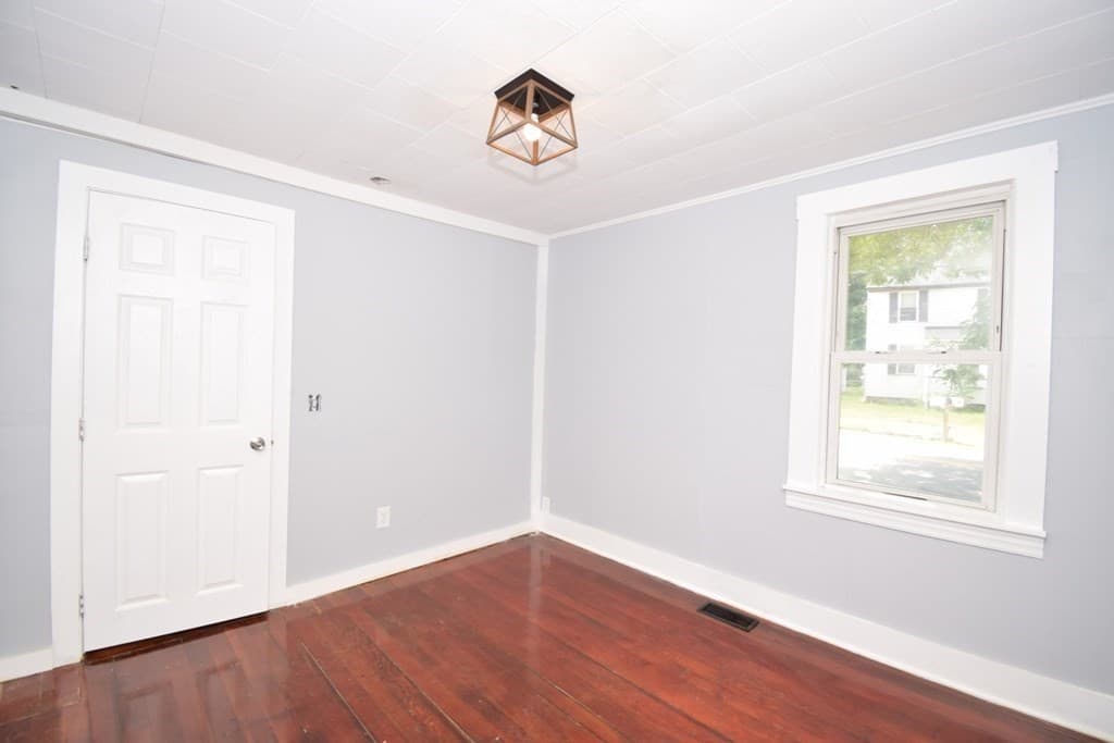 Single Family Residence at 433 Putnam Hill Rd, Sutton MA 01590, Sutton, photo 15 of 32