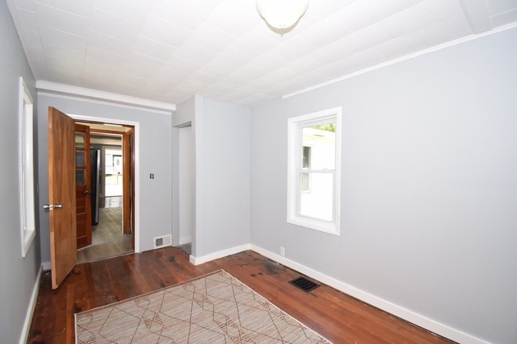 Single Family Residence at 433 Putnam Hill Rd, Sutton MA 01590, Sutton, photo 8 of 32