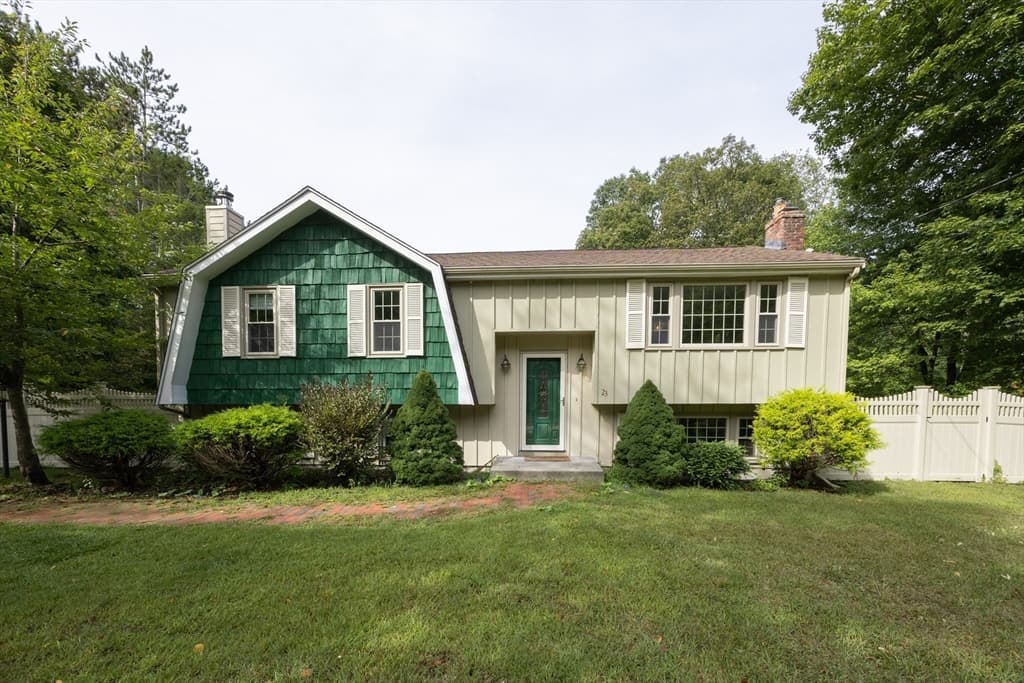 23 Lexington Ln, Millis MA 02054