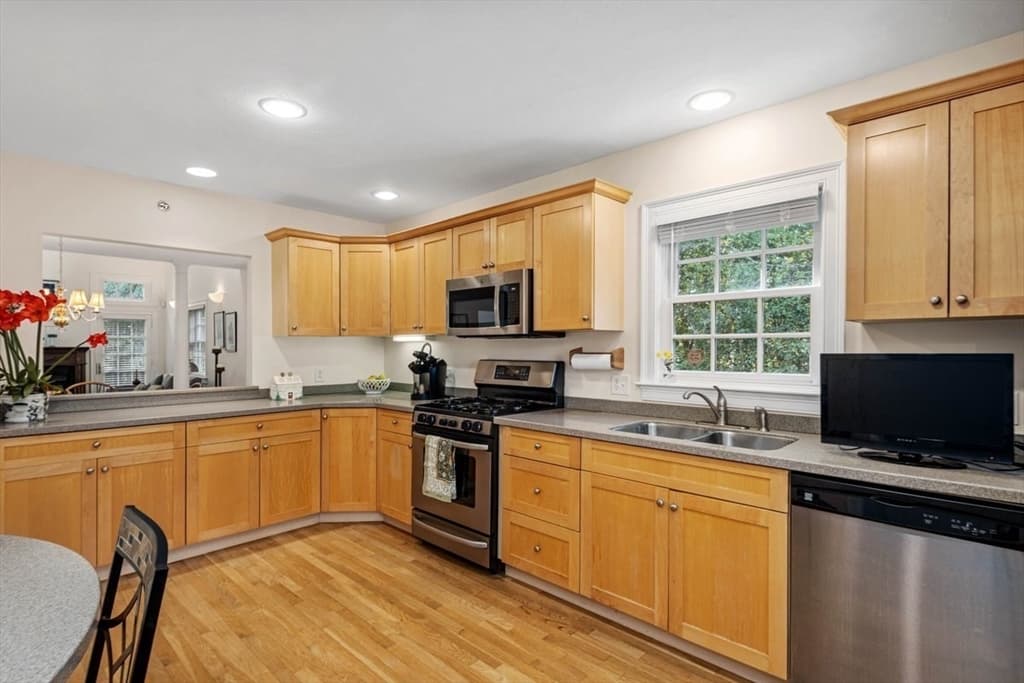 25 Whiting Ln # 25, Hingham MA 02043 photo 9