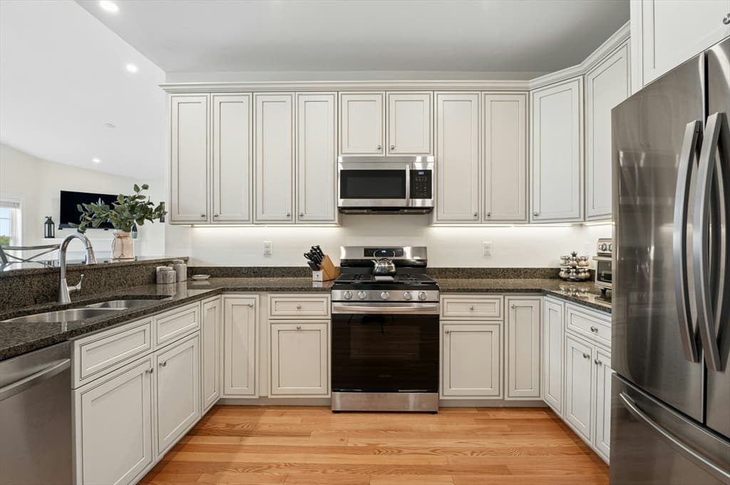 Condominium at 44 Logans Run # 44, Millbury MA 01527, Millbury, photo 13 of 41
