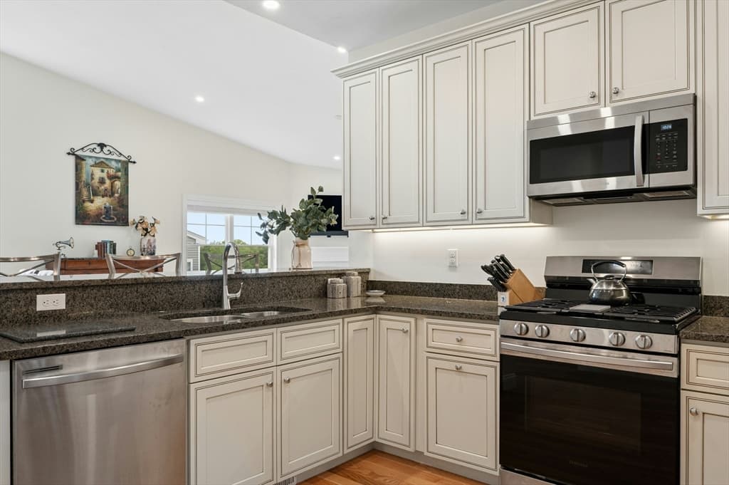 Condominium at 44 Logans Run # 44, Millbury MA 01527, Millbury, photo 12 of 41