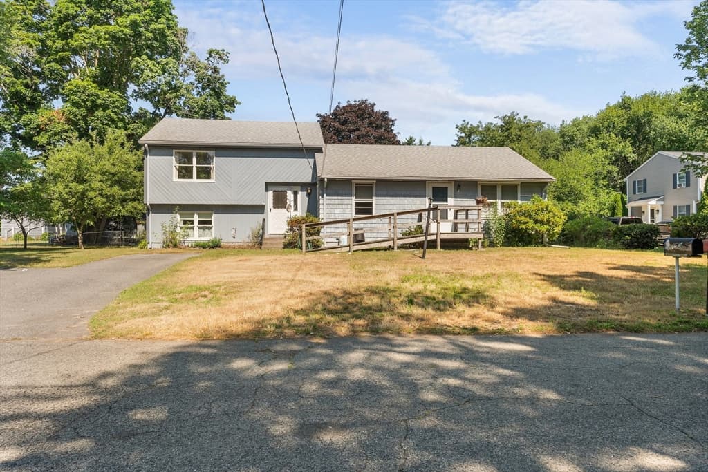 48 Westbrook Dr, Seekonk MA 02771
