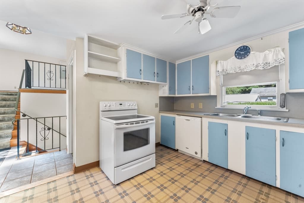 Single Family Residence at 48 Westbrook Dr, Seekonk MA 02771, Seekonk, photo 11 of 33