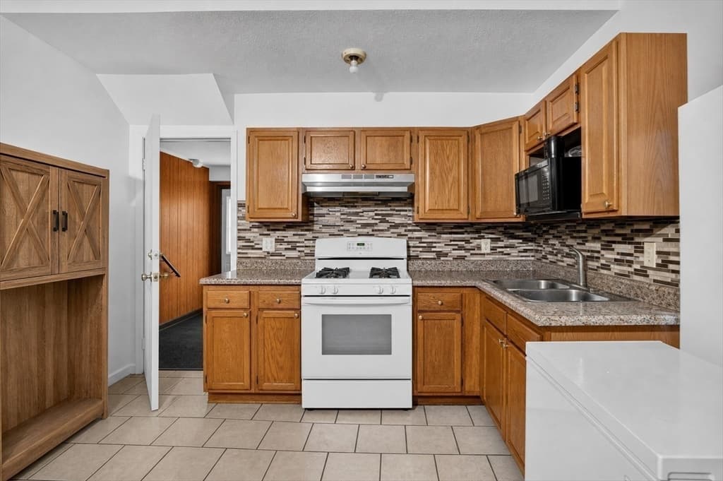 4 Family at 350 S Broadway, Lawrence MA 01843, Lawrence, photo 9 of 35