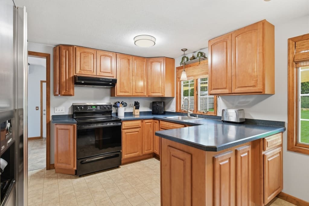 Single Family Residence at 51 Briarcliff St, Springfield MA 01128, Springfield, photo 11 of 42