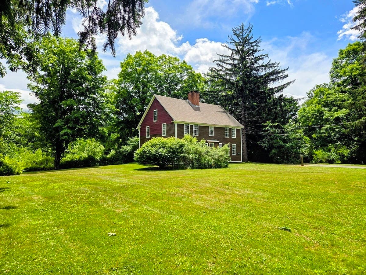 24 Brookfield Rd, Brimfield MA 01010