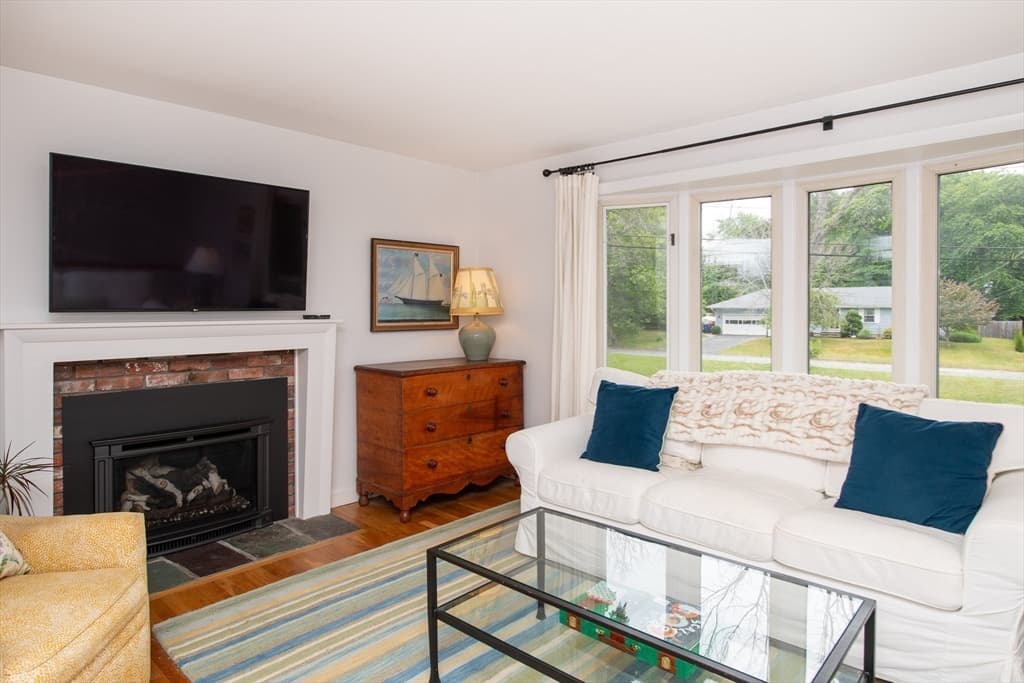 Single Family Residence at 12 Brook Drive, Fairhaven MA 02719, photo 5 of 36