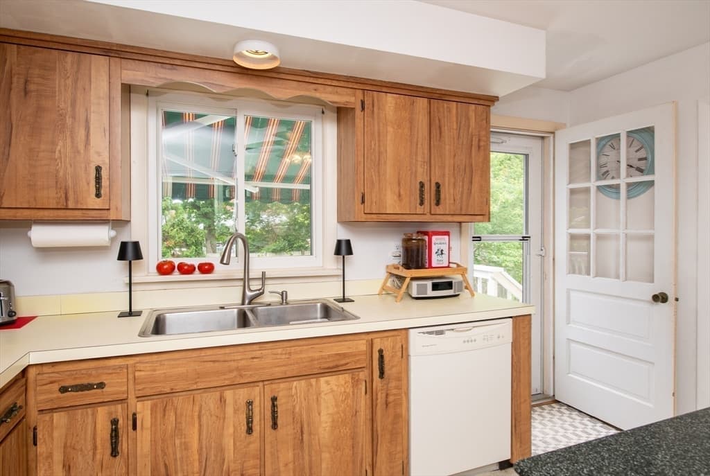 Single Family Residence at 12 Brook Drive, Fairhaven MA 02719, photo 8 of 36