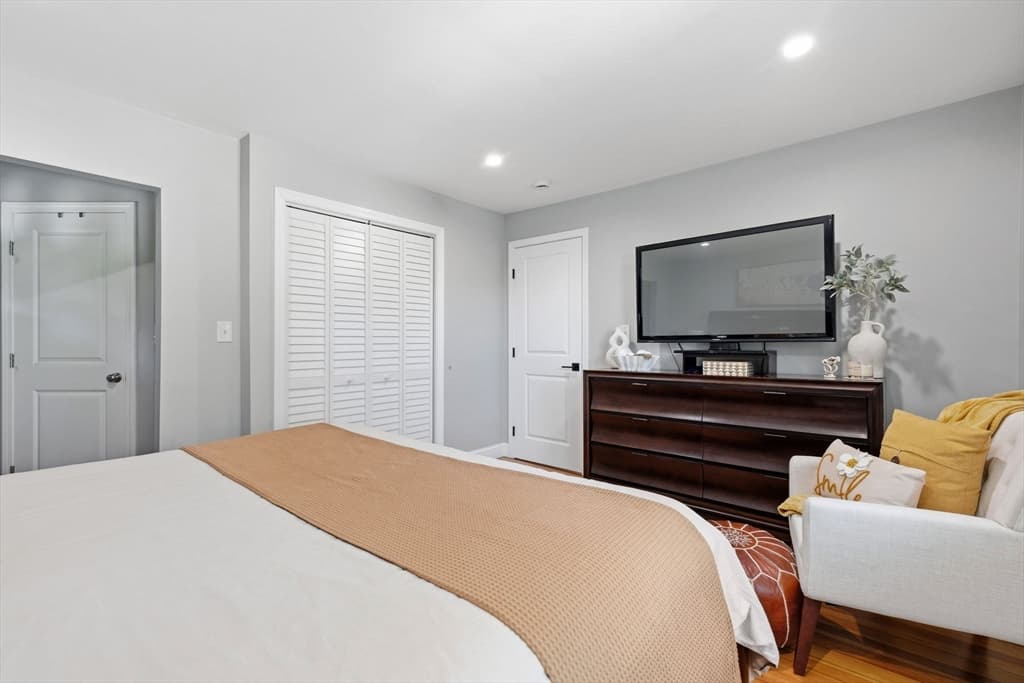 Single Family Residence at 5 Bradford Terr, Saugus MA 01906, Saugus, photo 4 of 40