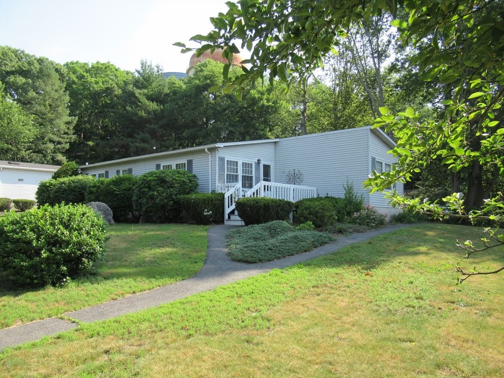 15 Canterbury Lane, Rockland MA 02370