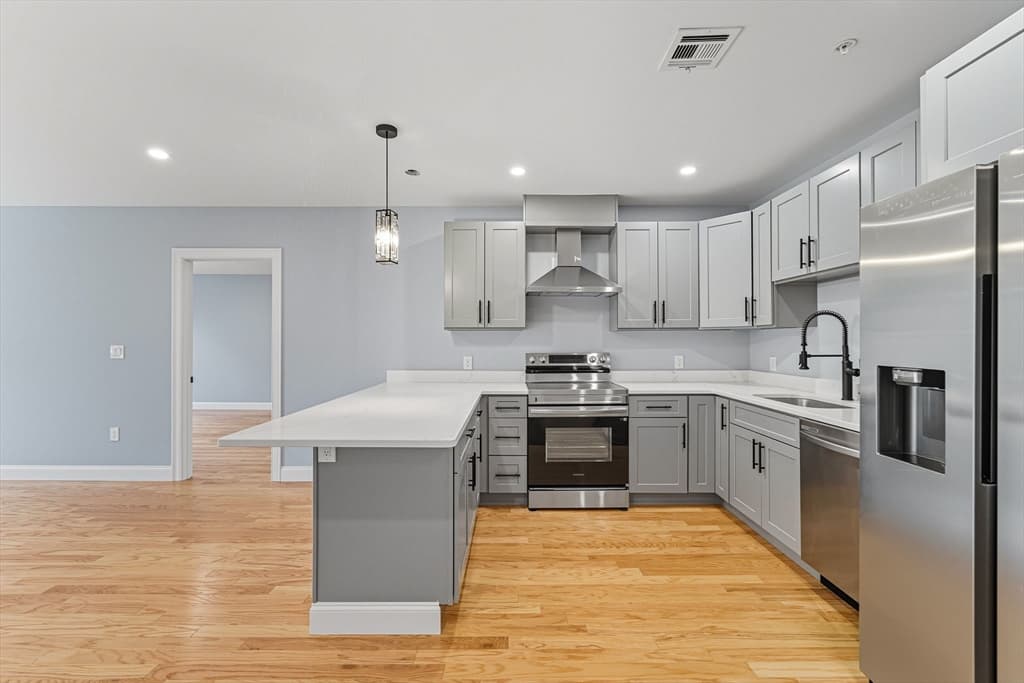 Condominium at 585 Washington St, Quincy MA 02169, photo 2 of 12