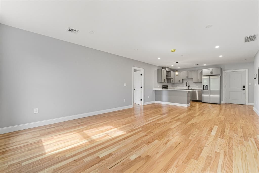 Condominium at 585 Washington St, Quincy MA 02169, photo 6 of 12