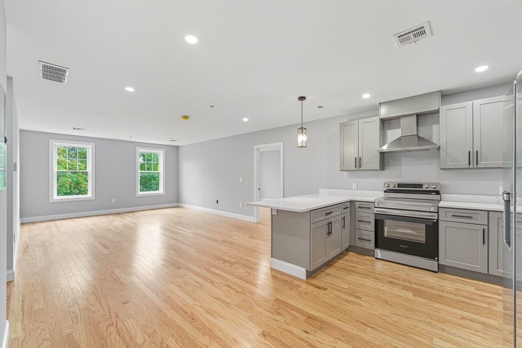 Condominium at 585 Washington St, Quincy MA 02169, photo 5 of 12