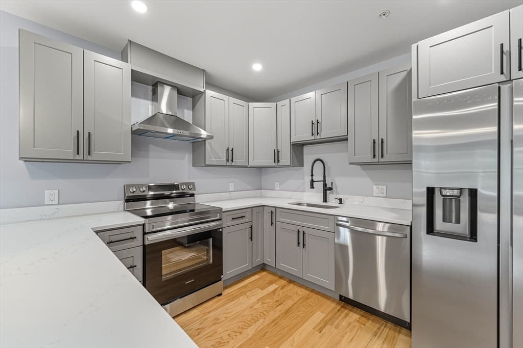 Condominium at 585 Washington St, Quincy MA 02169, photo 4 of 12