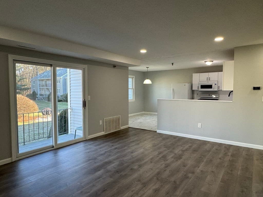 74 Tennis Plaza Rd # 31, Dracut MA 01826 photo 2
