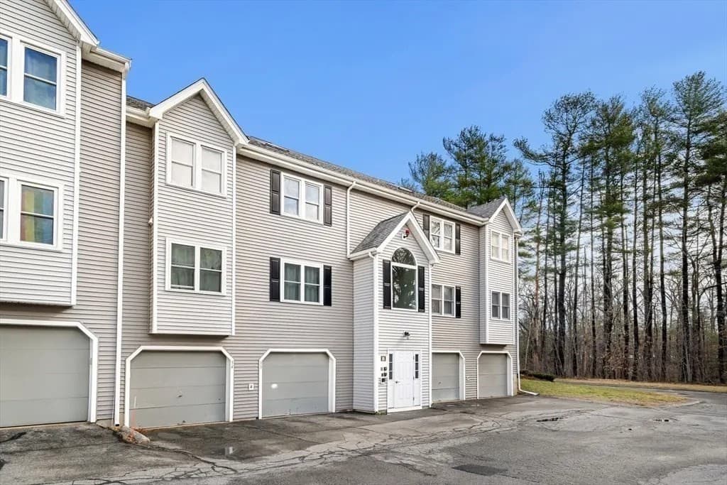 74 Tennis Plaza Rd # 31, Dracut MA 01826