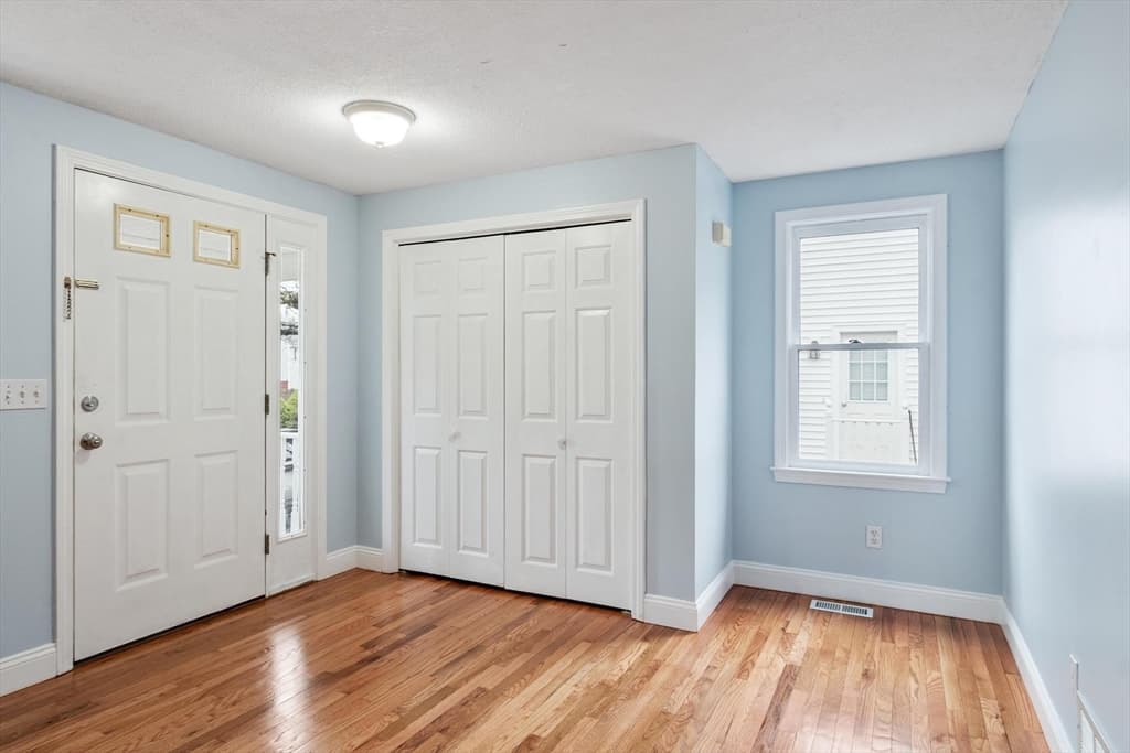 Single Family Residence at 29 Lamplighter Ln, Chelmsford MA 01863, photo 2 of 37