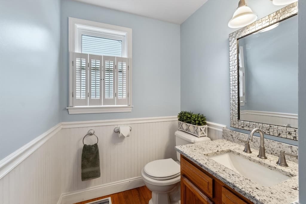 Single Family Residence at 29 Lamplighter Ln, Chelmsford MA 01863, photo 6 of 37