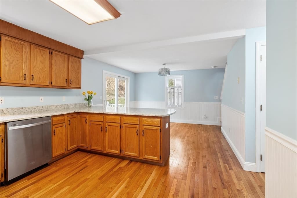 Single Family Residence at 29 Lamplighter Ln, Chelmsford MA 01863, photo 13 of 37