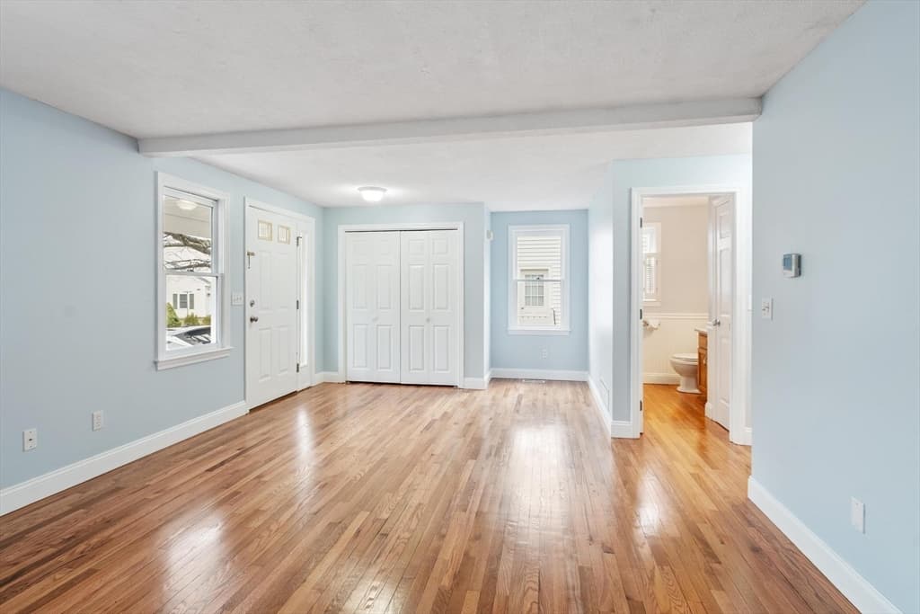 Single Family Residence at 29 Lamplighter Ln, Chelmsford MA 01863, photo 5 of 37