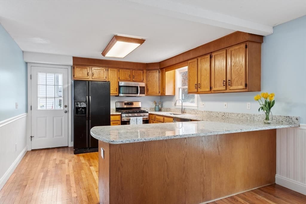 Single Family Residence at 29 Lamplighter Ln, Chelmsford MA 01863, photo 9 of 37