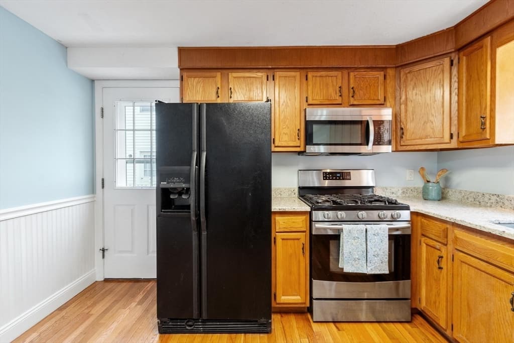 Single Family Residence at 29 Lamplighter Ln, Chelmsford MA 01863, photo 10 of 37