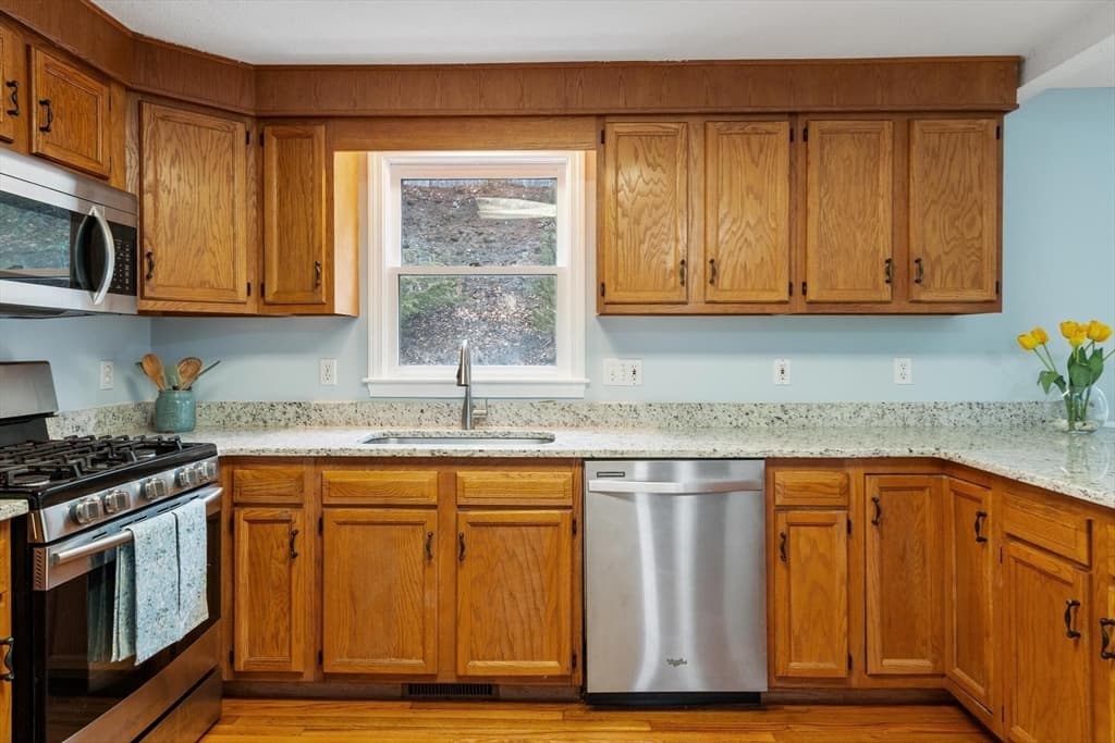 Single Family Residence at 29 Lamplighter Ln, Chelmsford MA 01863, photo 11 of 37