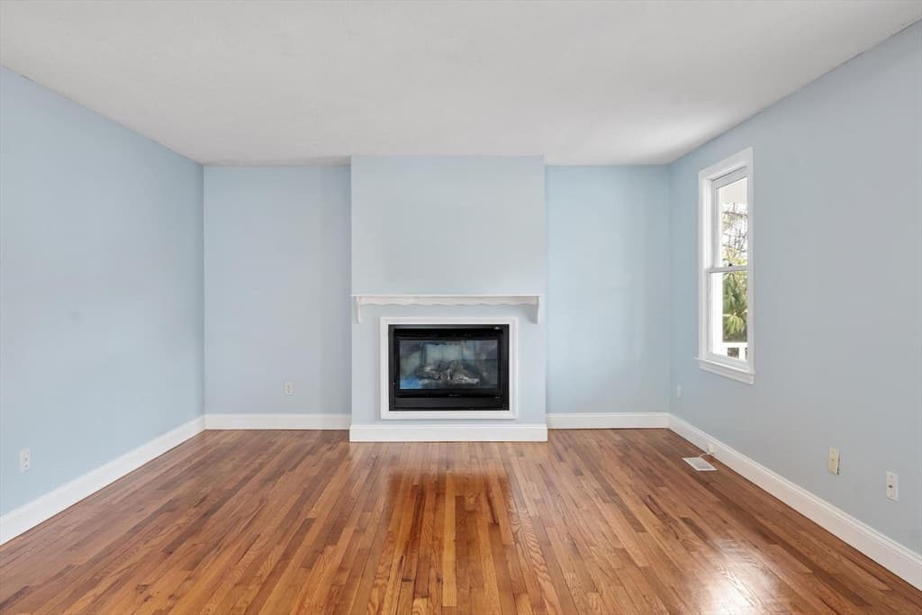 Single Family Residence at 29 Lamplighter Ln, Chelmsford MA 01863, photo 4 of 37