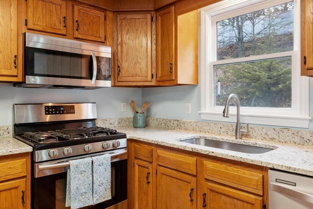 Single Family Residence at 29 Lamplighter Ln, Chelmsford MA 01863, photo 8 of 37