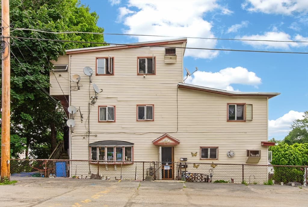 55 Canton St, Fitchburg MA 01420
