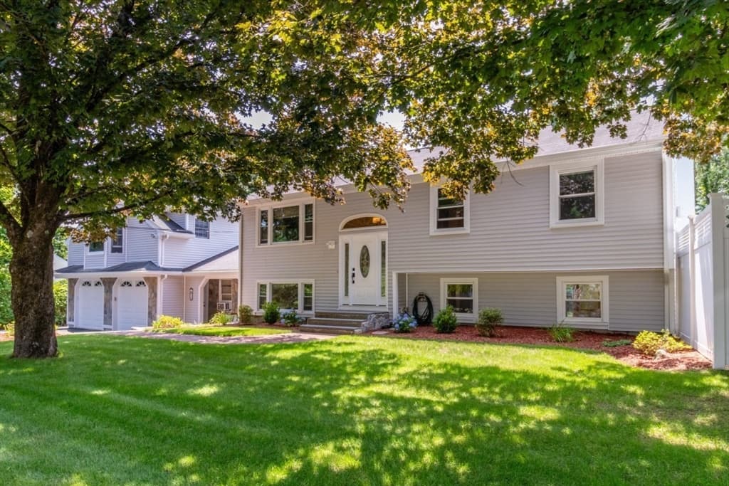 10 Ellis St, Medway MA 02053