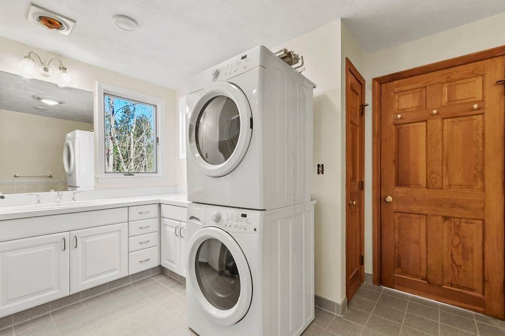 Attached (Townhouse/Rowhouse/Duplex) at 72 Cambridge Road # 2, Woburn MA 01801, photo 17 of 31