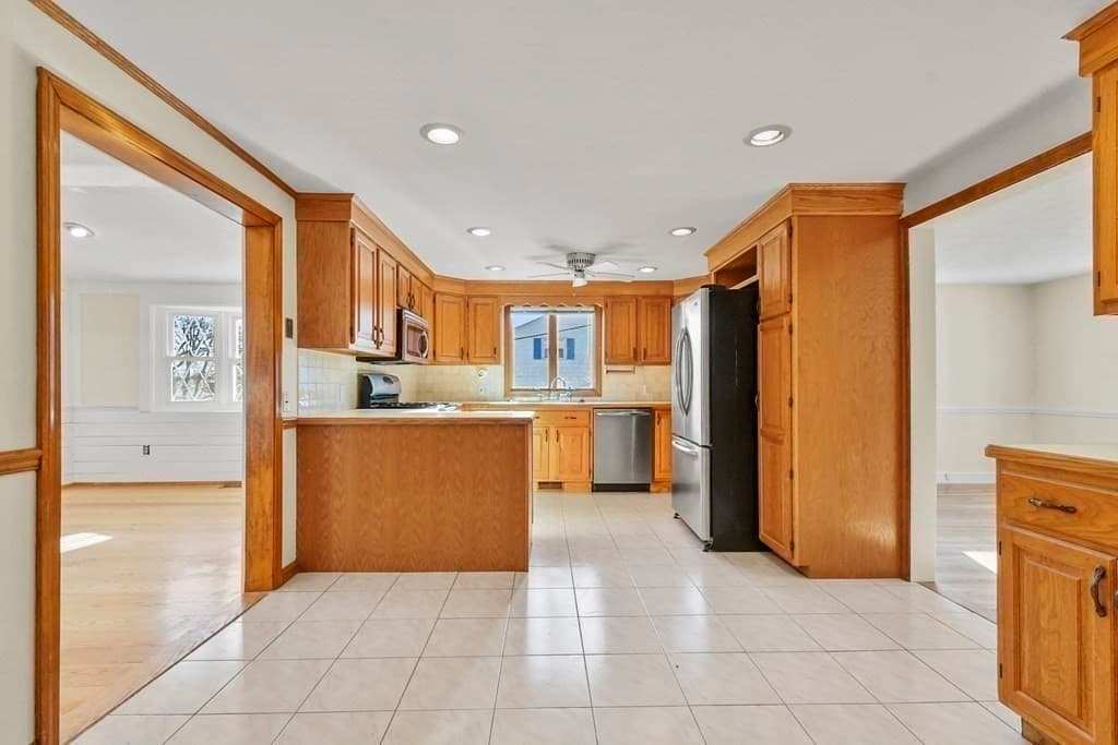 Attached (Townhouse/Rowhouse/Duplex) at 72 Cambridge Road # 2, Woburn MA 01801, photo 5 of 31