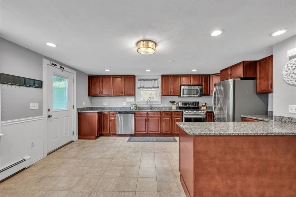 Single Family Residence at 6 Belanger Ave, Sturbridge MA 01566, Sturbridge, photo 7 of 37