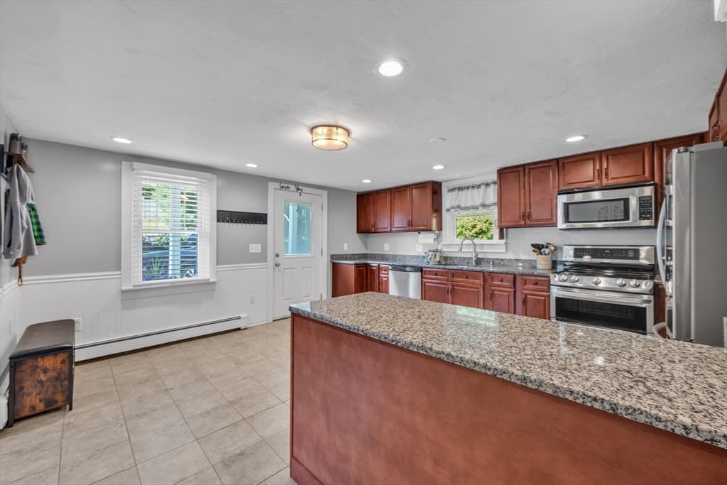 Single Family Residence at 6 Belanger Ave, Sturbridge MA 01566, Sturbridge, photo 8 of 37