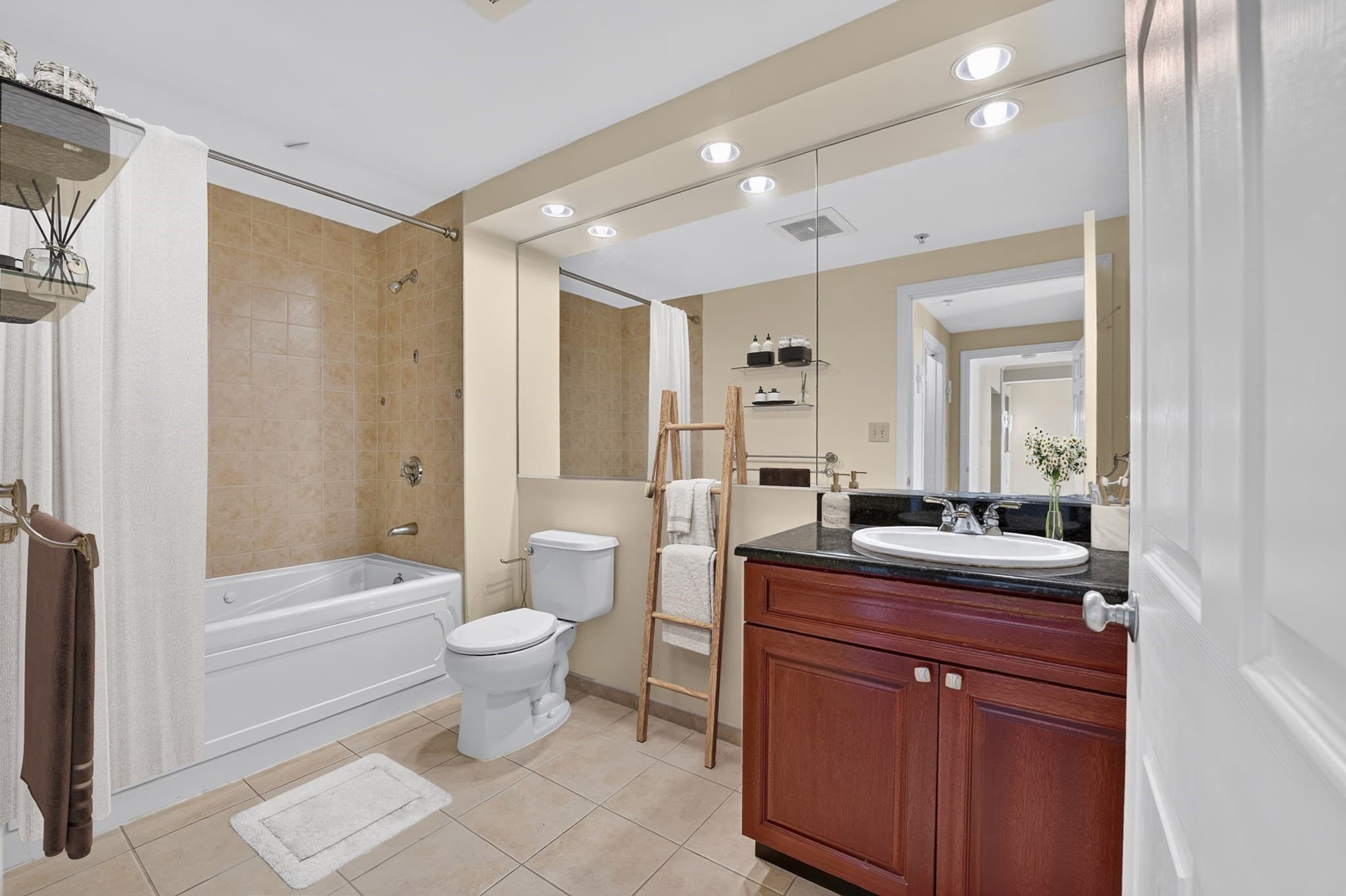 Condominium at 1 Nassau # 1607, Boston MA 02111, photo 7 of 24