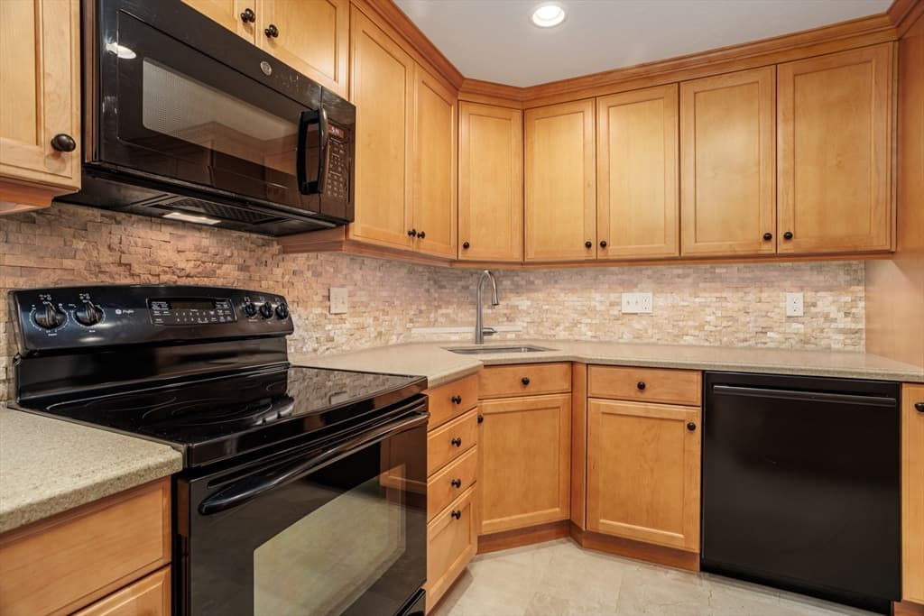 212 Ridgefield Cir # 212B, Clinton MA 01510 photo 3