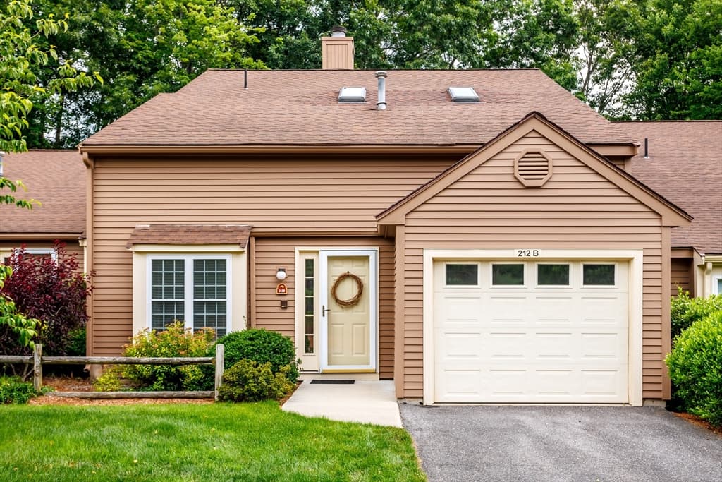 212 Ridgefield Cir # 212B, Clinton MA 01510