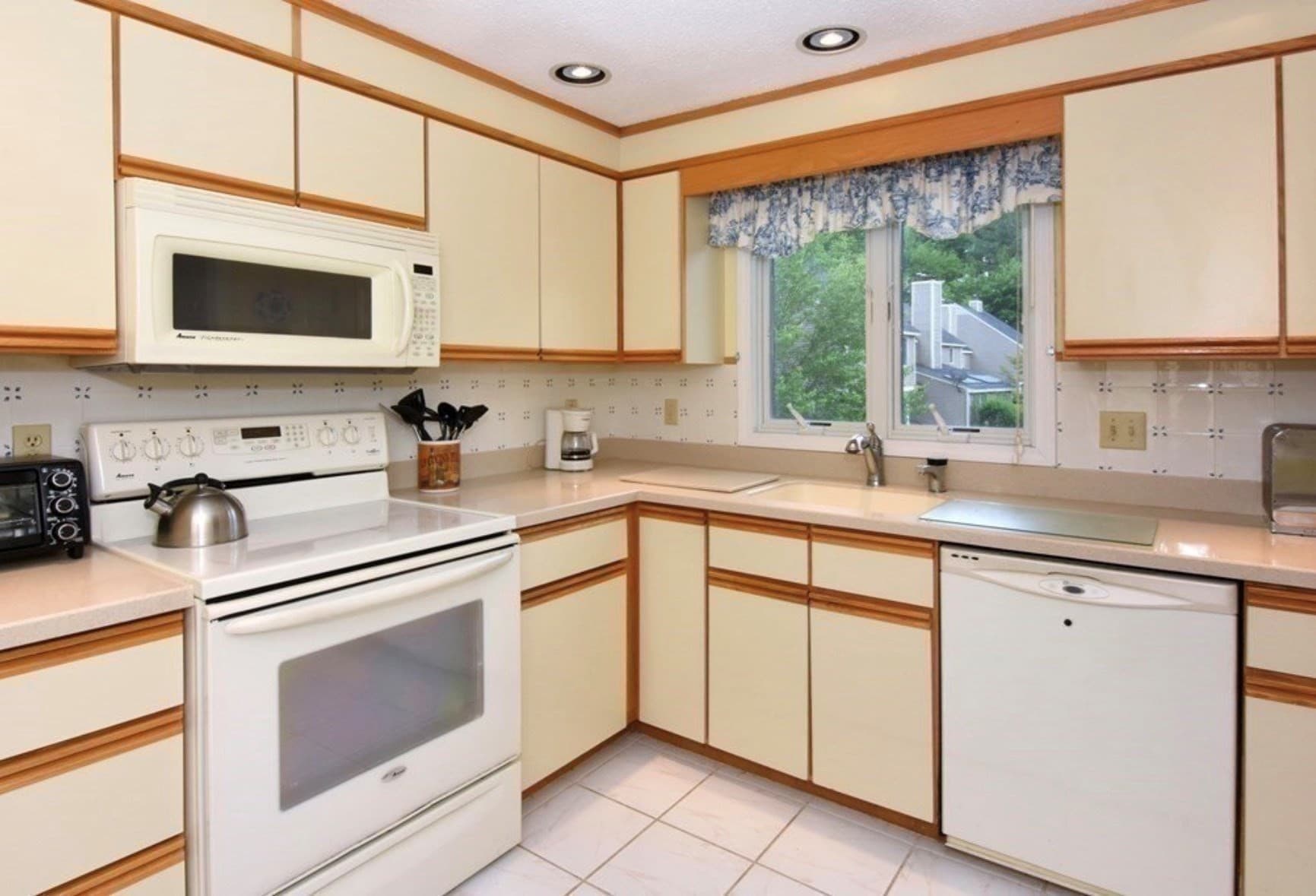 Condominium at 191 Brickett Hill Circle # 191, Haverhill MA 01830, photo 5 of 26