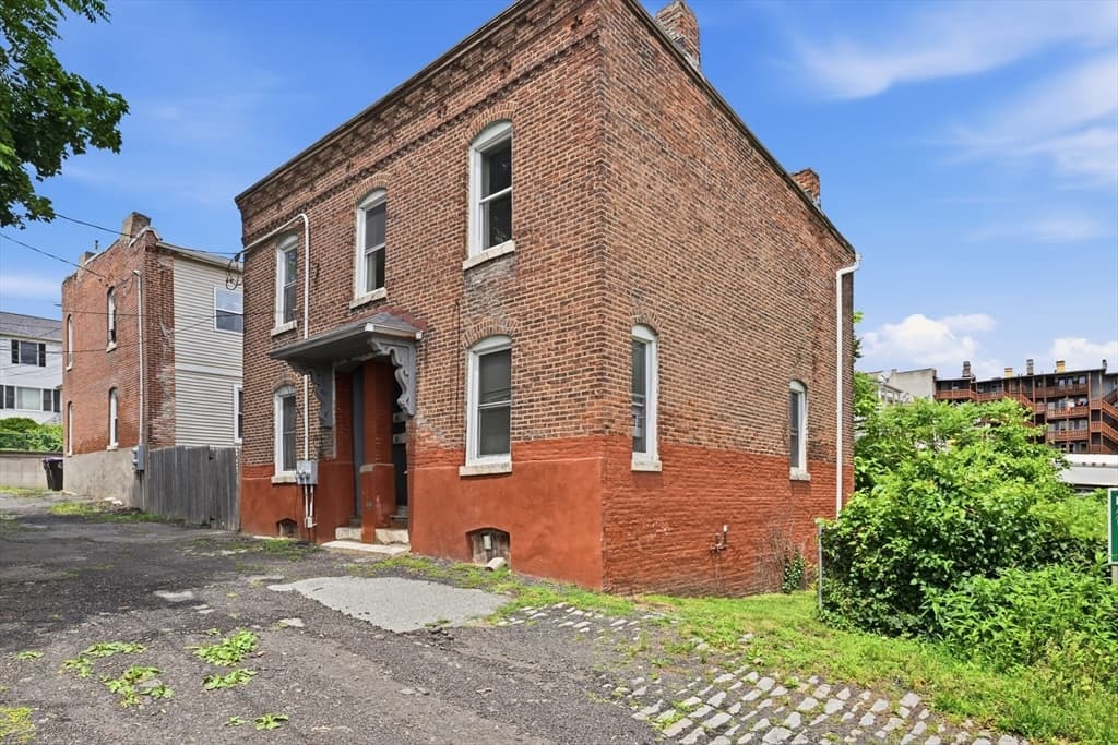 116-118 West St, Holyoke MA 01040