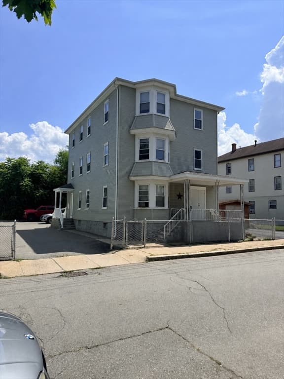 552 Alden St, Fall River MA 02723