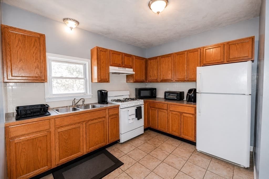 552 Alden St, Fall River MA 02723 photo 8