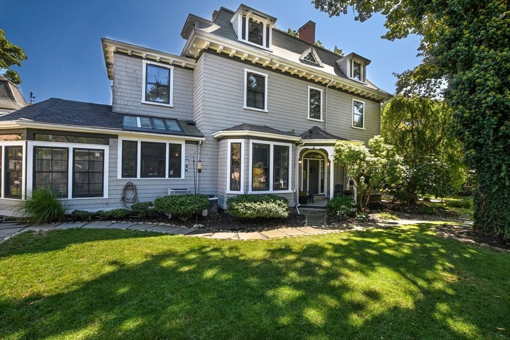 49 Hawthorn St, New Bedford MA 02740