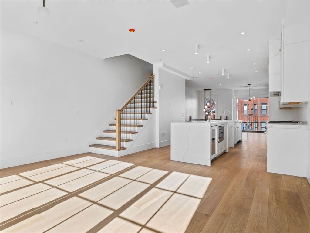 Condominium at 561 E Broadway # 561, Boston MA 02127, Boston, photo 4 of 36